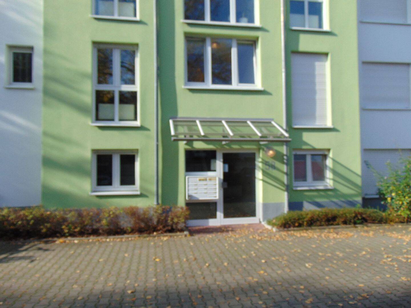 Thumbnail-Moderne 2-Zimmer-Wohnung mit Balkon in Frankfurt am Main, Preungesheim