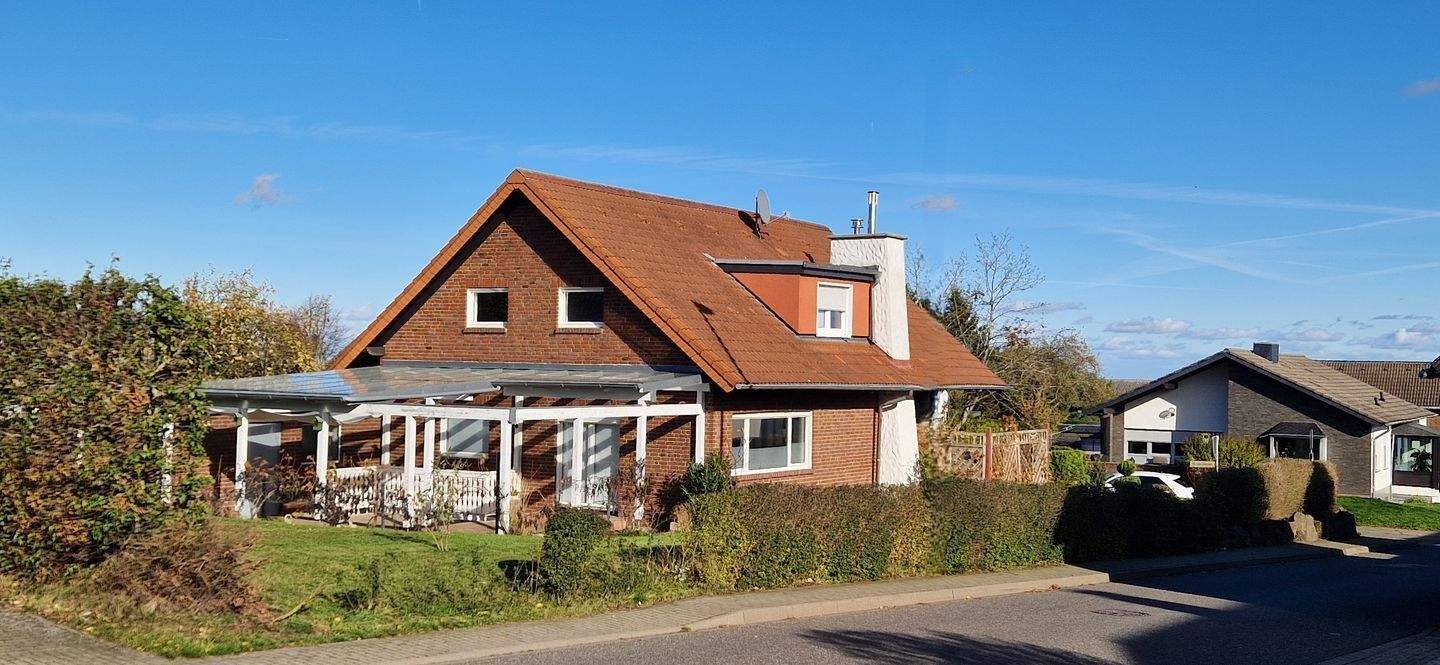 Thumbnail-Vorfahren und Einziehen - topgepflegtes Einfamilienhaus mit Garten in schöner Lage