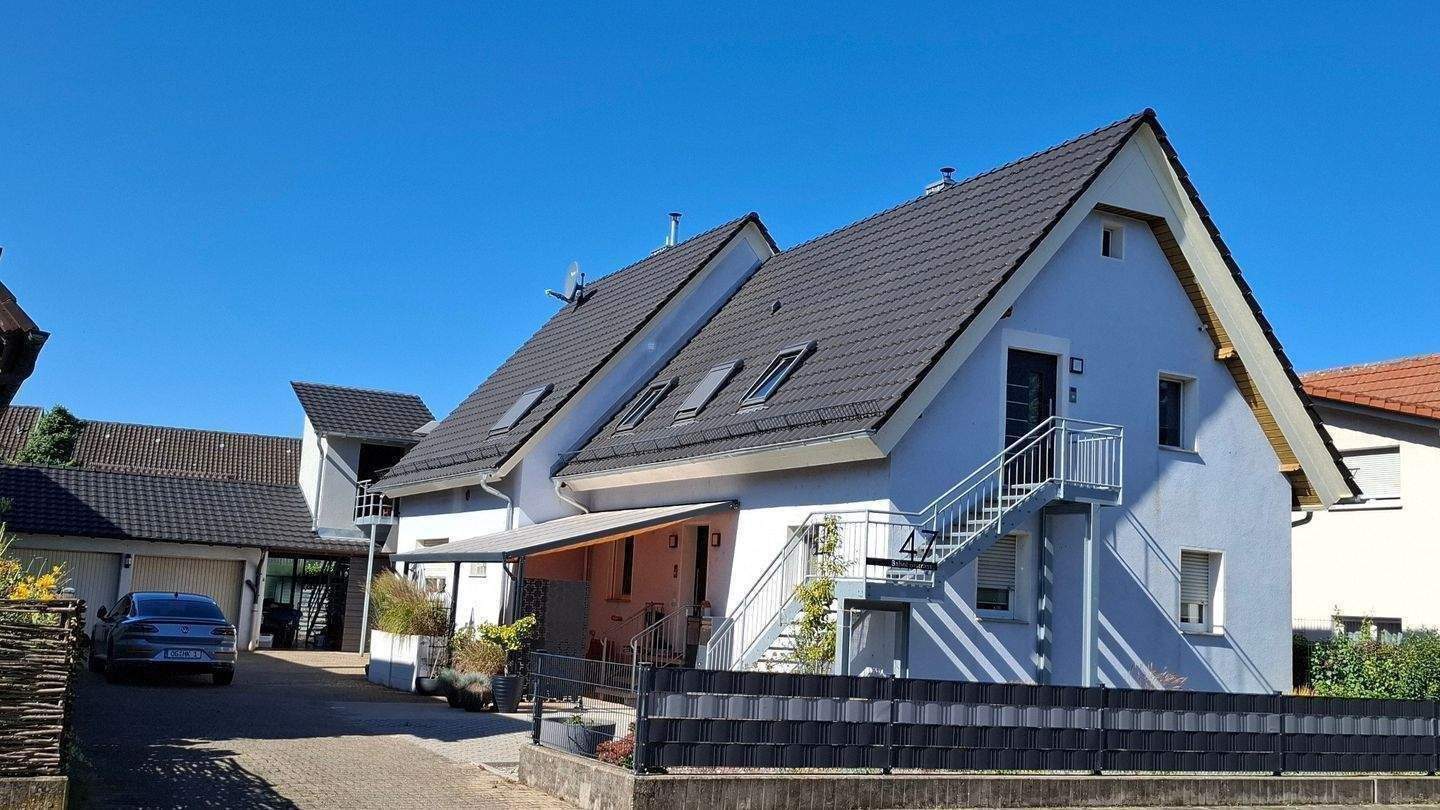 Thumbnail-Modernisiertes Zweifamilienhaus mit Garten und Pool.