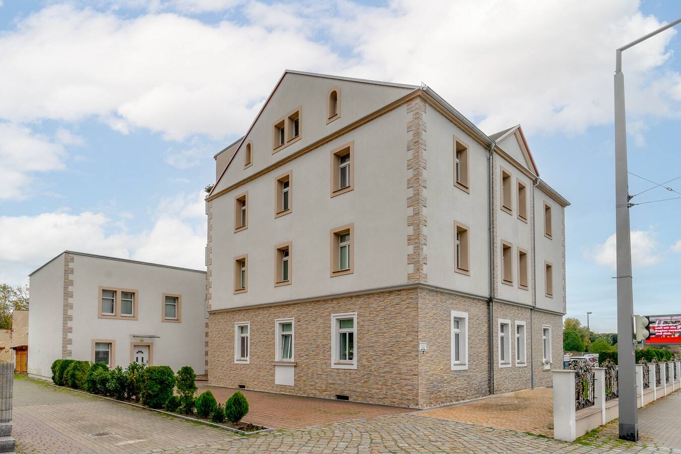 Thumbnail-Qualitätsinvestement: Hochwertig saniertes MFH mit 2- bis 3-Zi.-Whg., Balkonen und Stellplätzen.