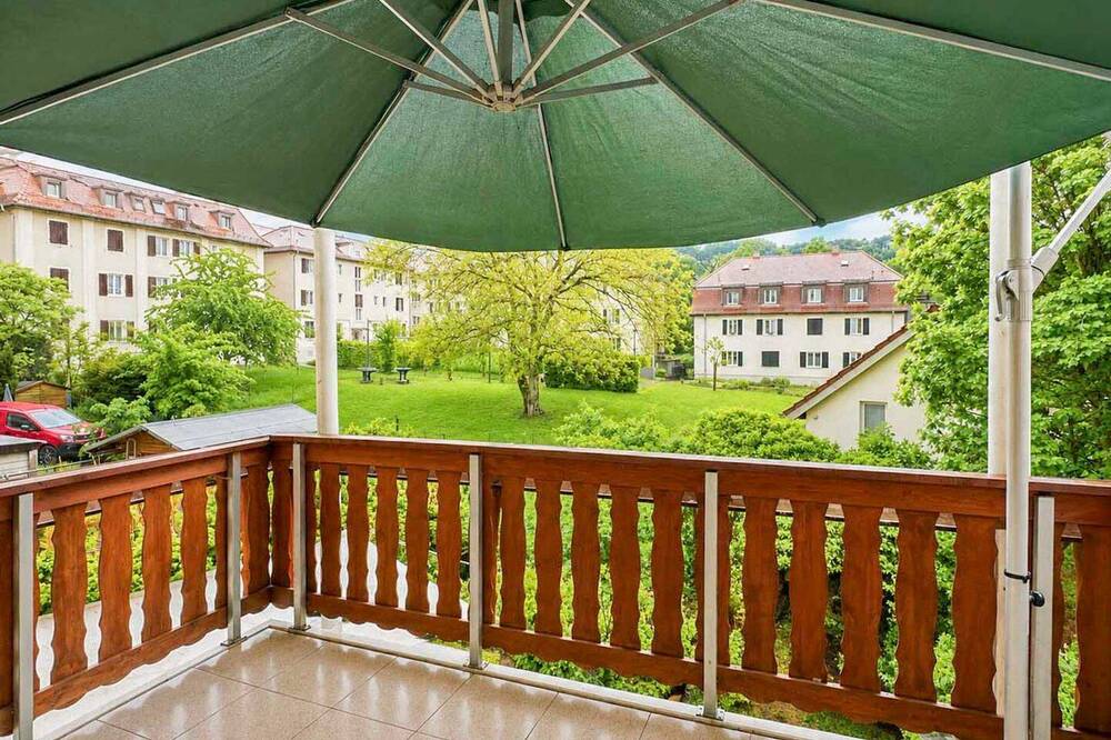 Thumbnail-Charmante Altbauwohnung mit grünem Balkon & hohen Decken