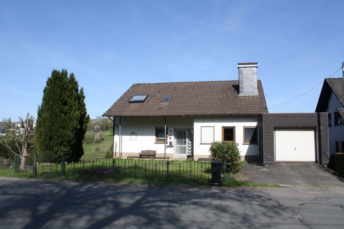Thumbnail-Großzügiges Zweifamilienhaus mit Garten und Garage in Erndtebrück