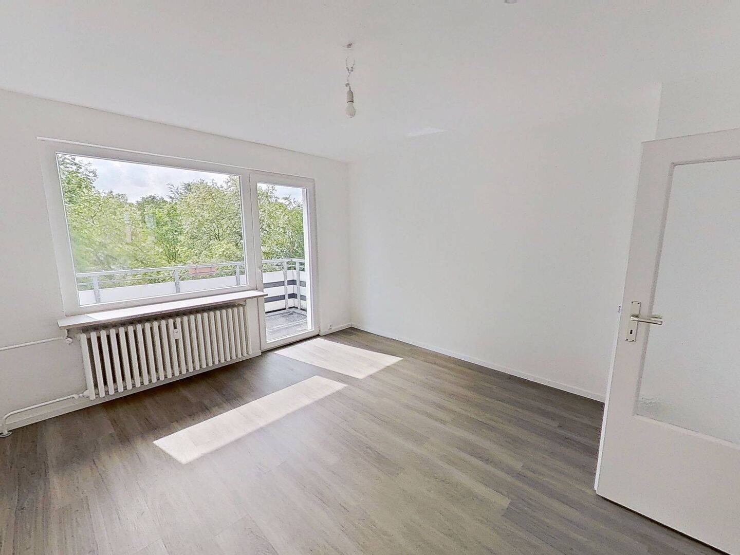 Thumbnail-Helle 3-Zimmer-Wohnung mit Wannenbad und großem BALKON