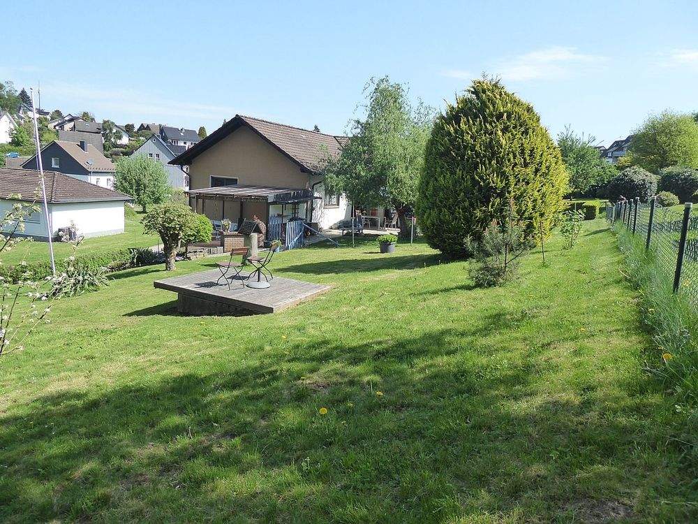 Thumbnail-Bevorzugte Wohnlage, Wohlfühlhaus mit Garage und zwei Carports auf großem Grundstück