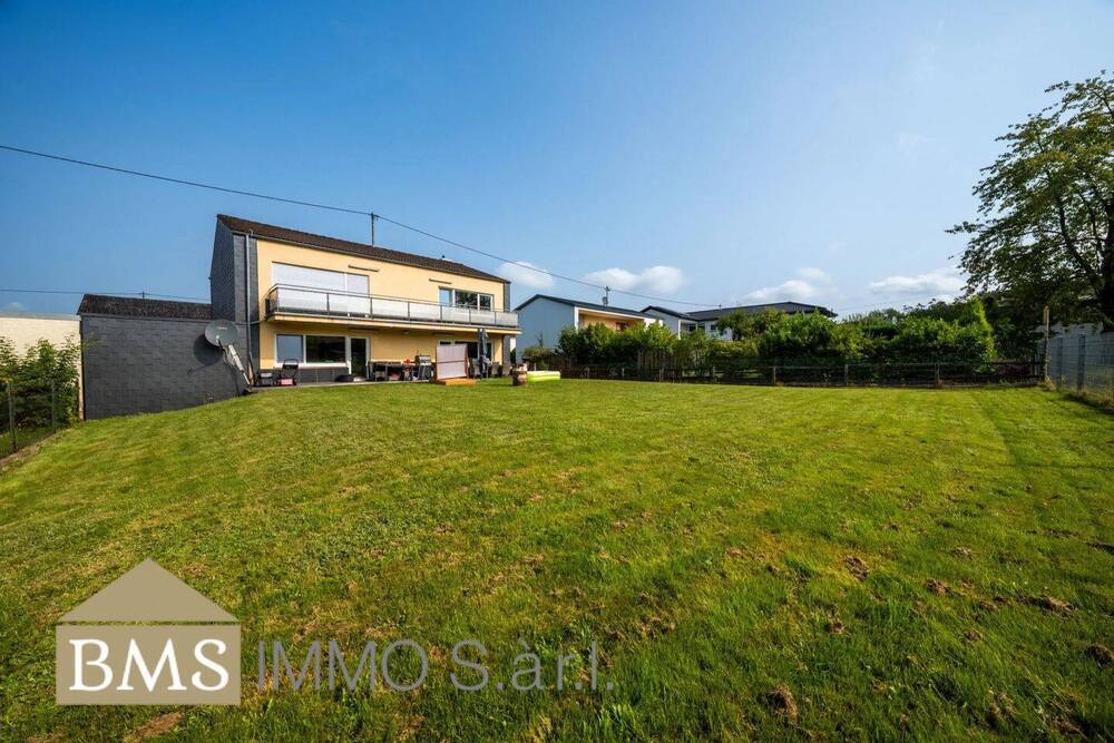 Thumbnail-Geräumiges Zweifamilienhaus mit tollem Grundstück!