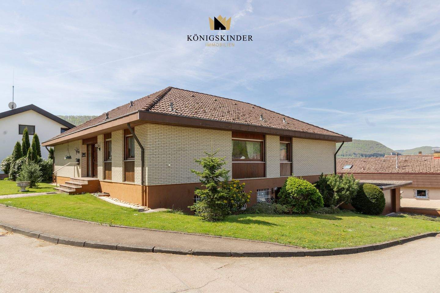 Thumbnail-Großzügiges Einfamilienhaus in guter Lage, mit Einliegerwohnung, schönem Garten und Doppelgarage