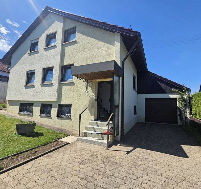 Ansicht vorne mit Garage