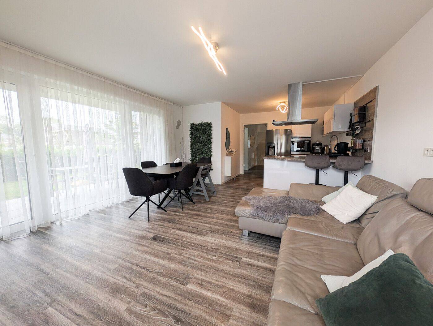 Thumbnail-Moderne Erdgeschosswohnung mit überdachter Terrasse und Garten