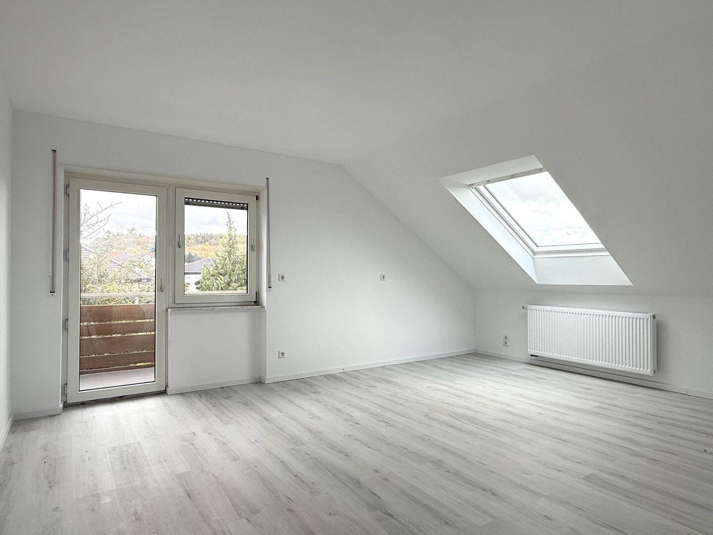 Thumbnail-Neu renovierte 4-Zimmer-Dachwohnung mit Balkon und Blick ins Grüne - ruhiges Wohnen nahe Bretten