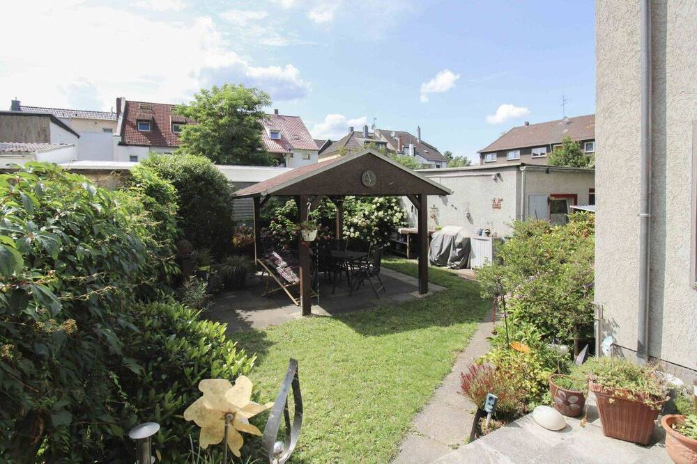 Garten mit Pavillion