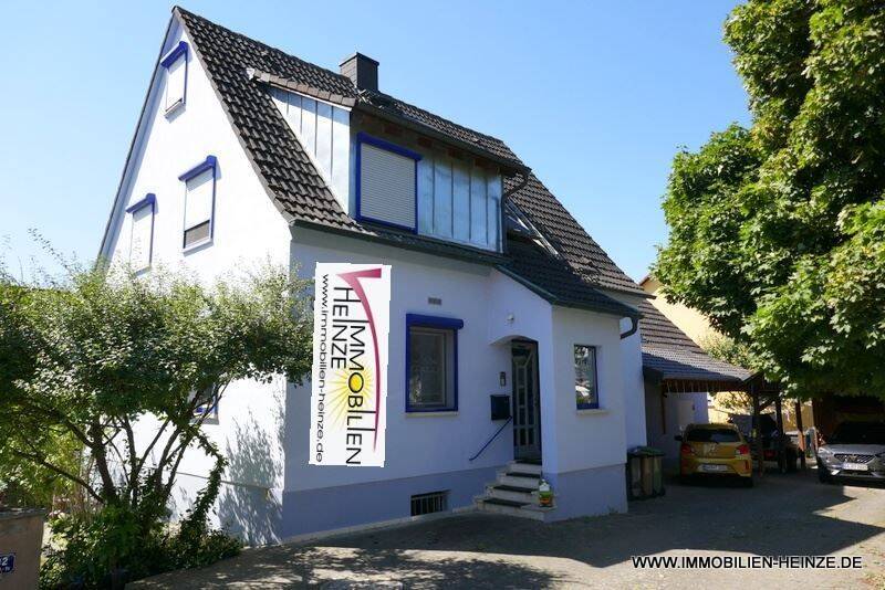 Hausansicht mit Carport