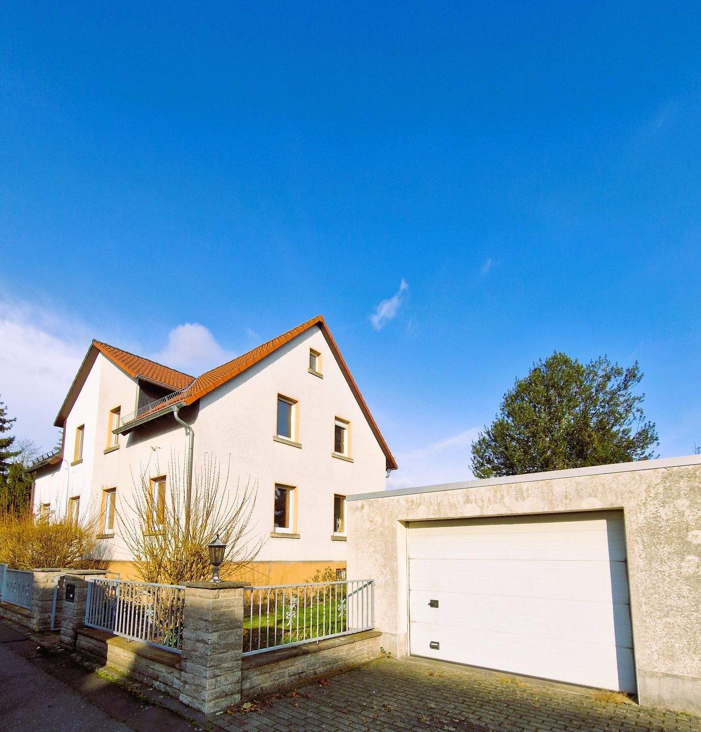 Thumbnail-Oberursel: Solide Doppelhaushälfte mit großzügigem Grundstück und guter Infrastruktur