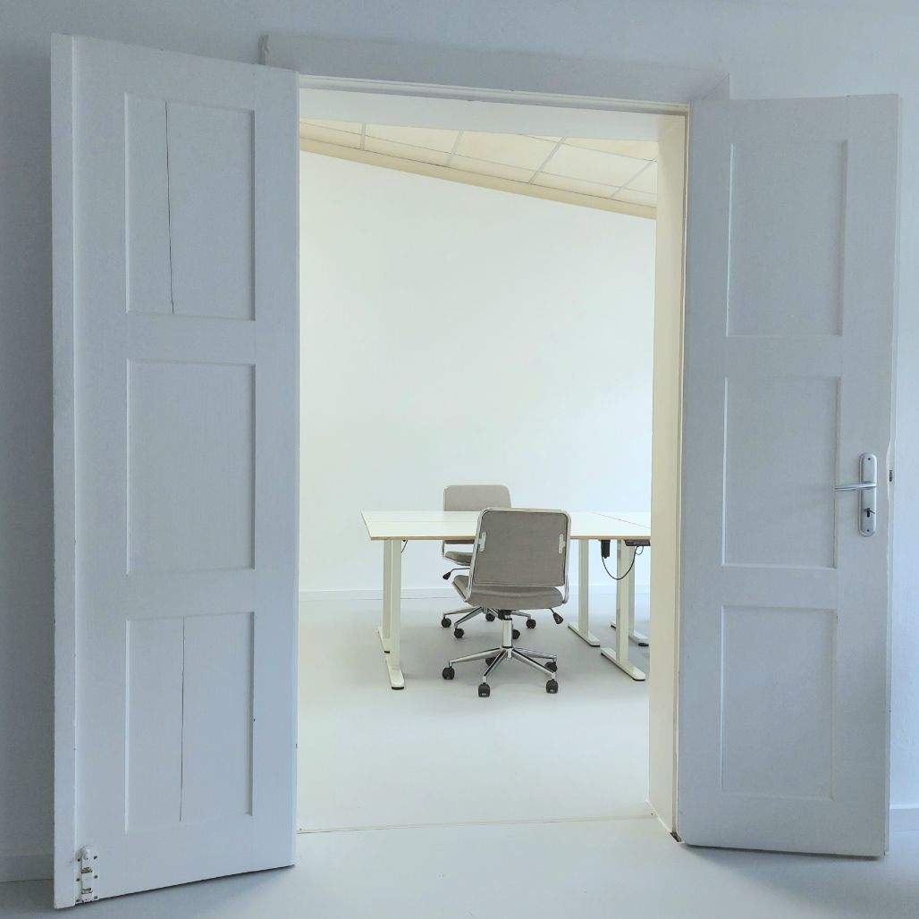 Co-Working Raum mit 3-4 m hohen Decken