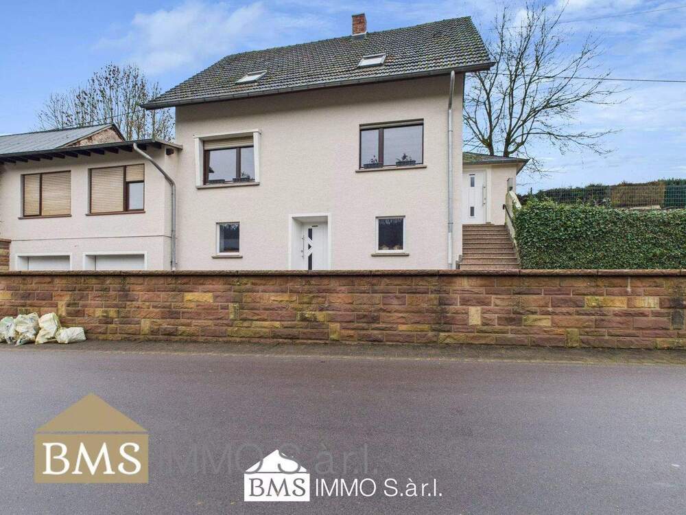 Thumbnail-Großes Wohnhaus mit Garagen und Garten !