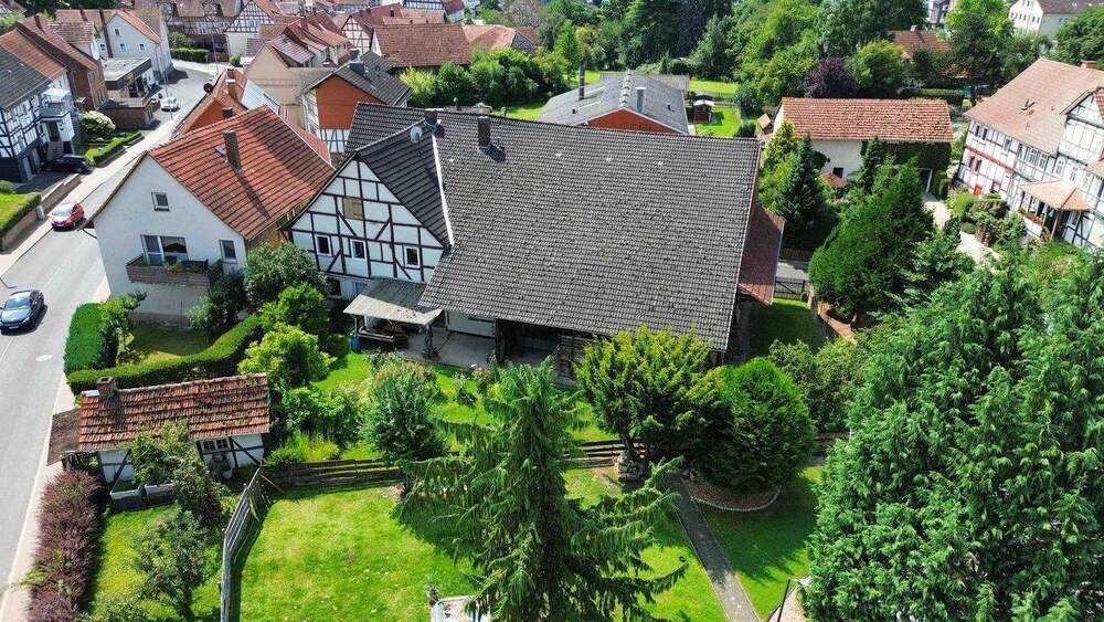 Thumbnail-Großes Einfamilienhaus mit Scheune und schönem Grundstück in Morschen