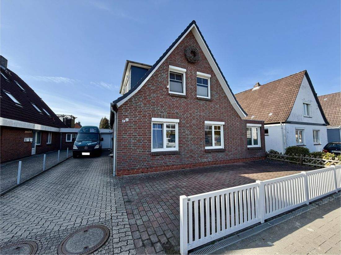 Thumbnail-Großzügiges Einfamilienhaus mit zwei Wohneinheiten in begehrter Lage von Heide!