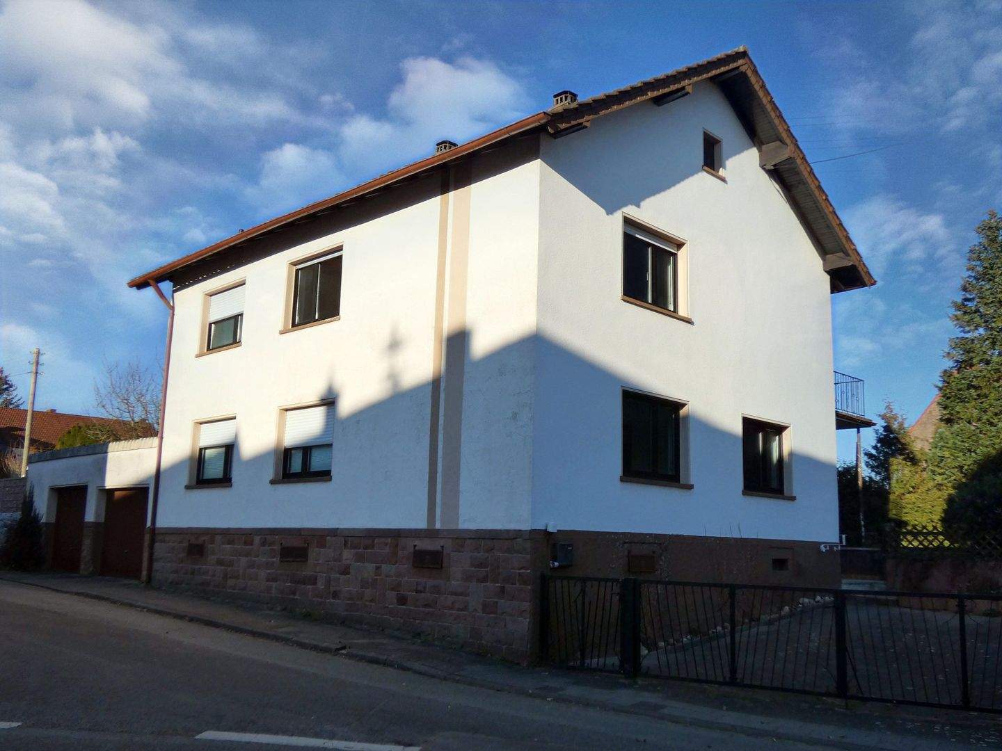 Thumbnail-Hütschenhausen - Freistehendes Einfamilienhaus mit zwei Garagen und Garten