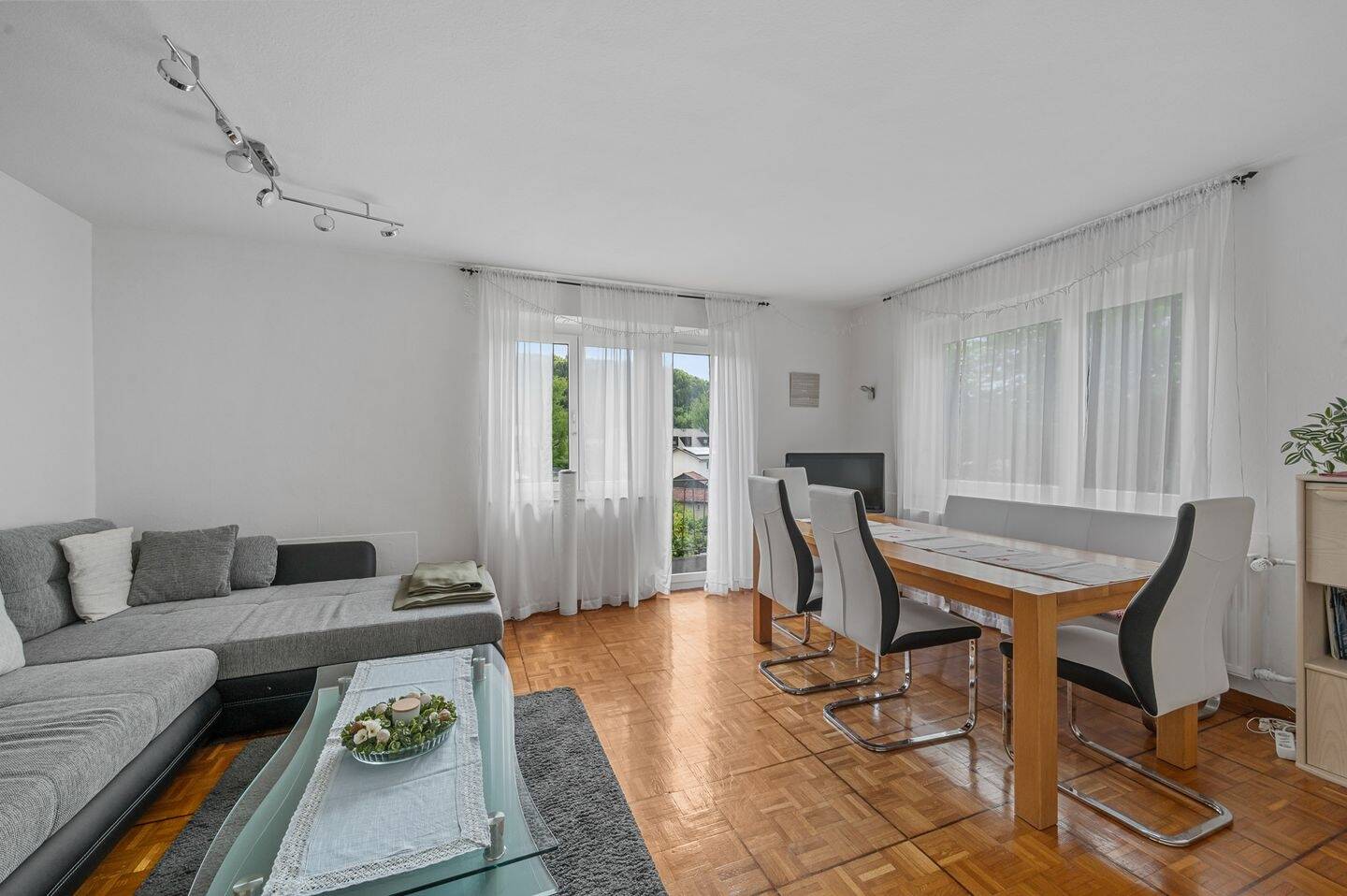 Thumbnail-PROVISIONSFREI - Charmantes Einfamilienhaus mit 2 Garagen am Waldrand