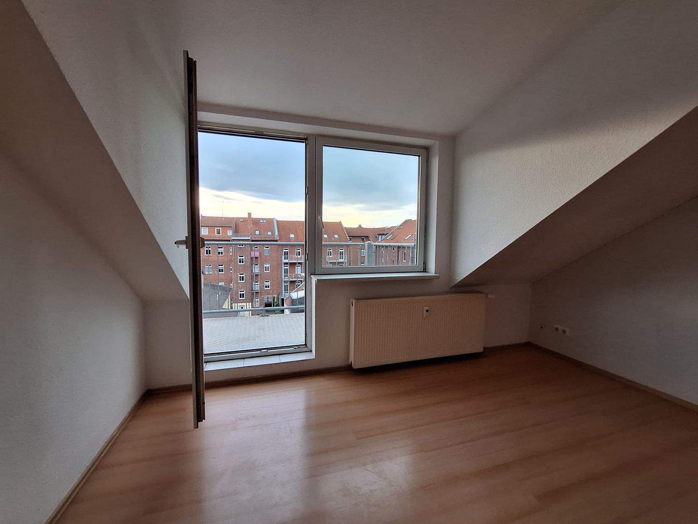 Thumbnail-Großzügige 3-Zimmer Dachgeschoßwohnung mit Balkon und Stellplatz
