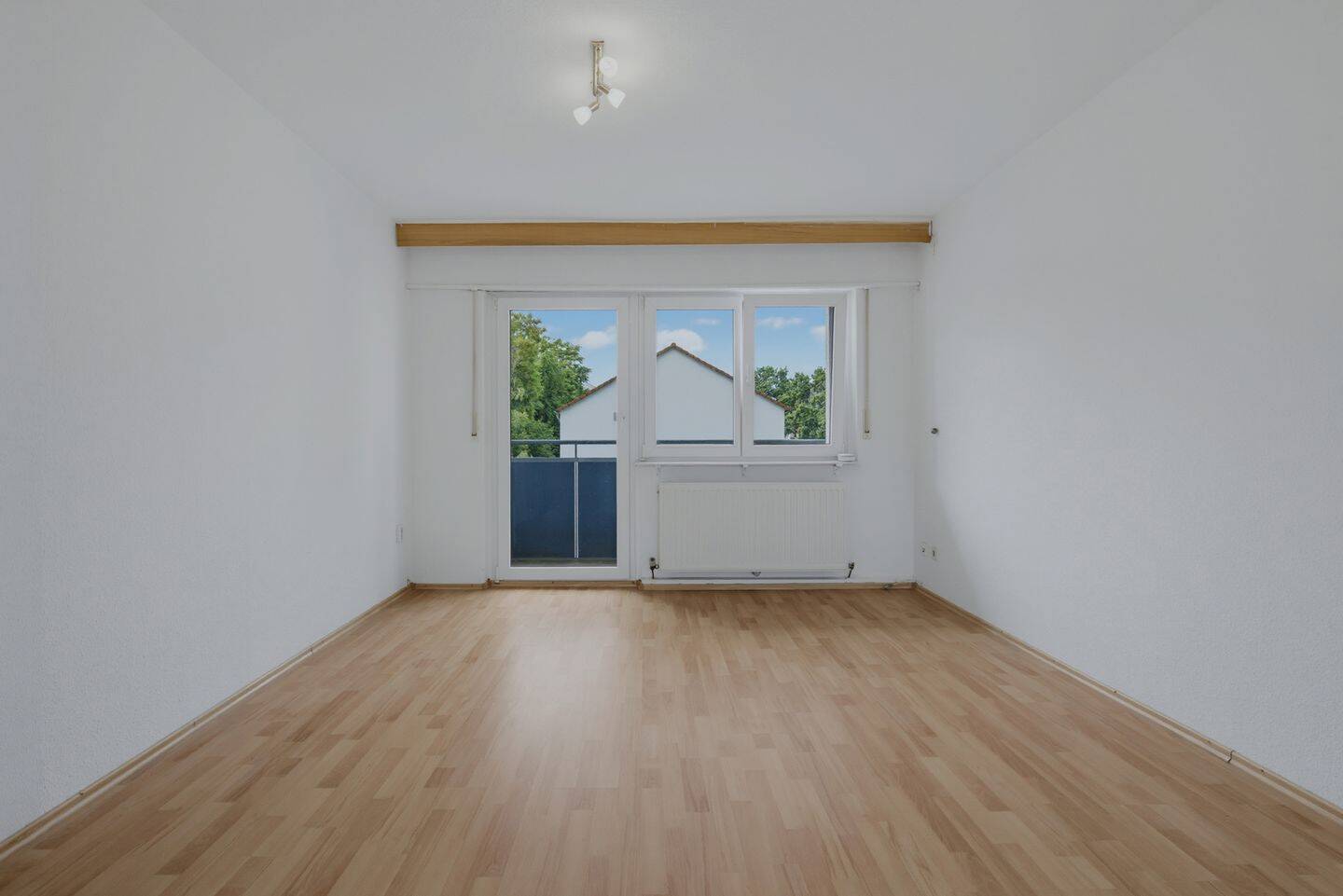 Thumbnail-Ab sofort frei! Sanierungsbedürftige 3-Zimmer-Wohnung mit 2 Loggien im 2. OG in Durlach!