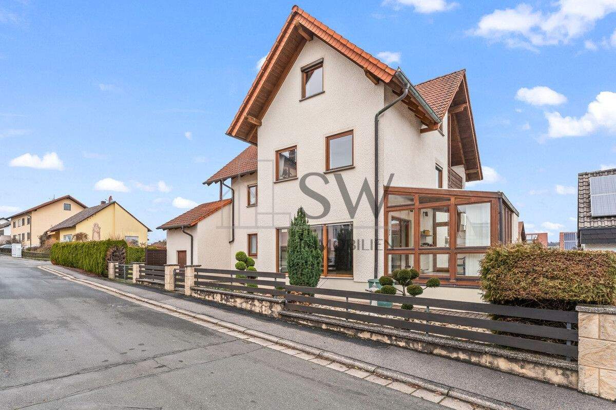 Thumbnail-Großzügiges Einfamilienhaus mit getrenntem Baugrundstück - Wohnen & Investieren in Burgebrach