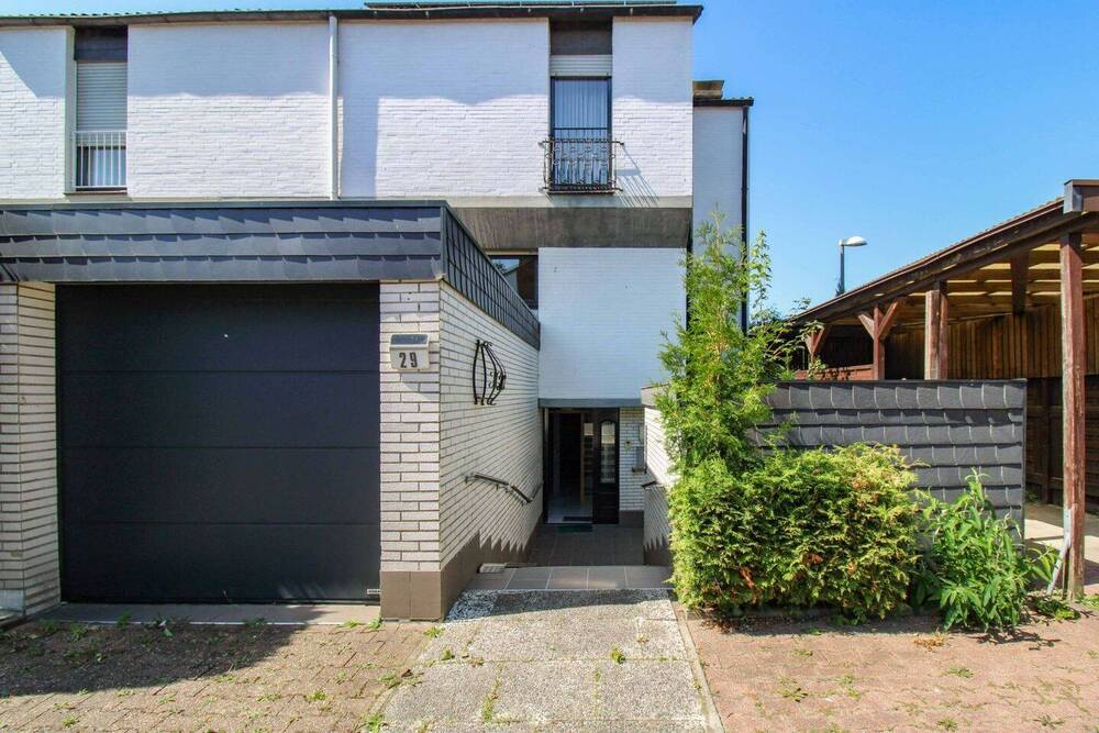 Haus + Garage Straßenansicht