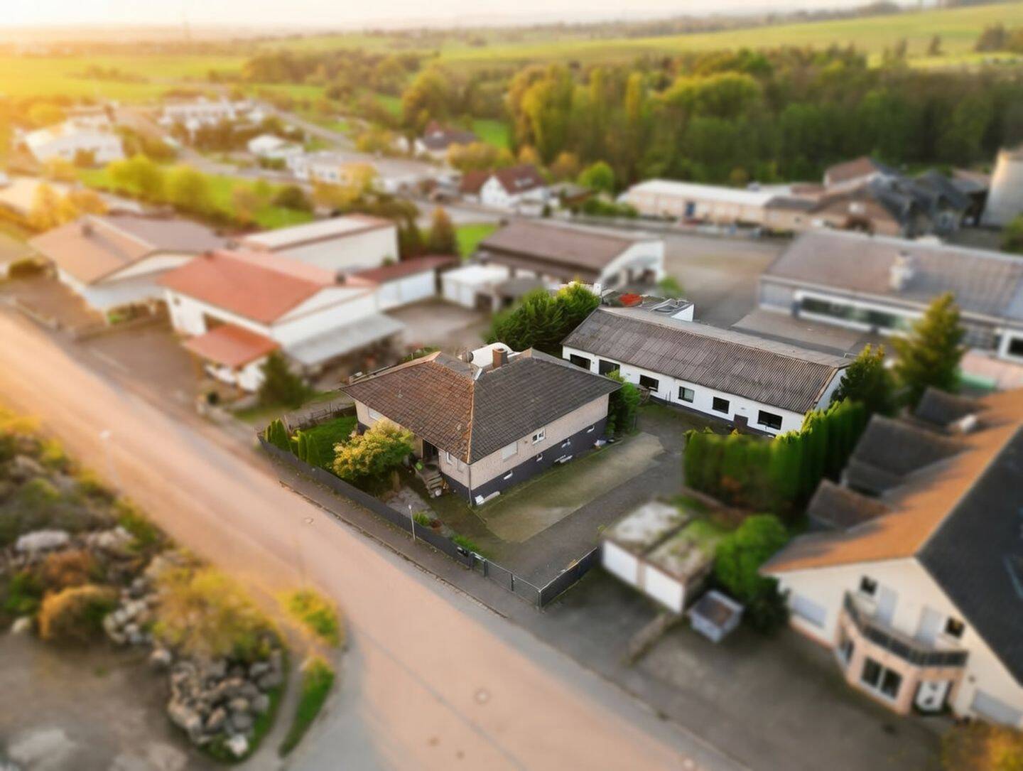 Thumbnail-Geräumiges Ein- bis Zweifamilienhaus inkl. 288 m² Halle - enormes Potenzial in Biebertal