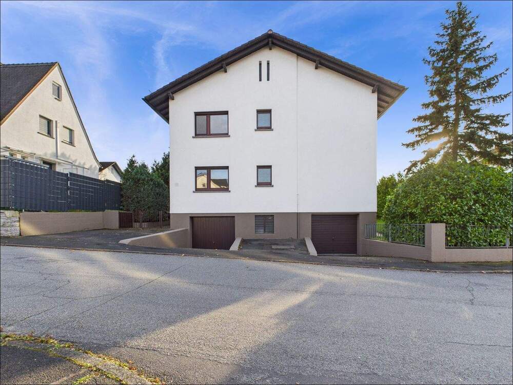 Thumbnail-Zwei Leben unter einem Dach: Freistehendes Zweifamilienhaus mit Garten in Haibach.