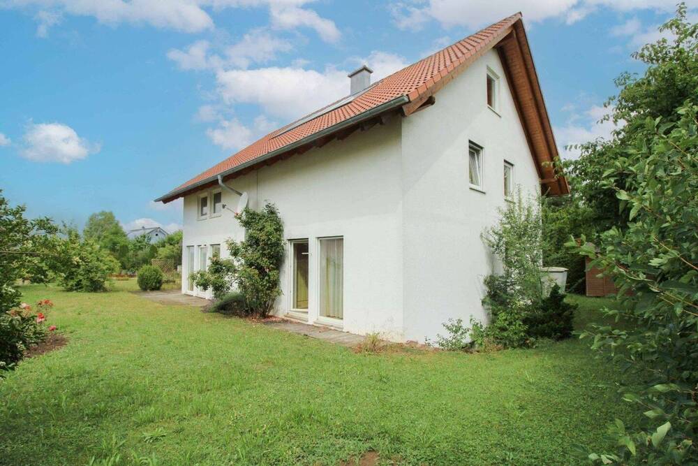 Thumbnail-Gepflegtes 2-Familienhaus mit 5 Stellplätzen und großem Garten