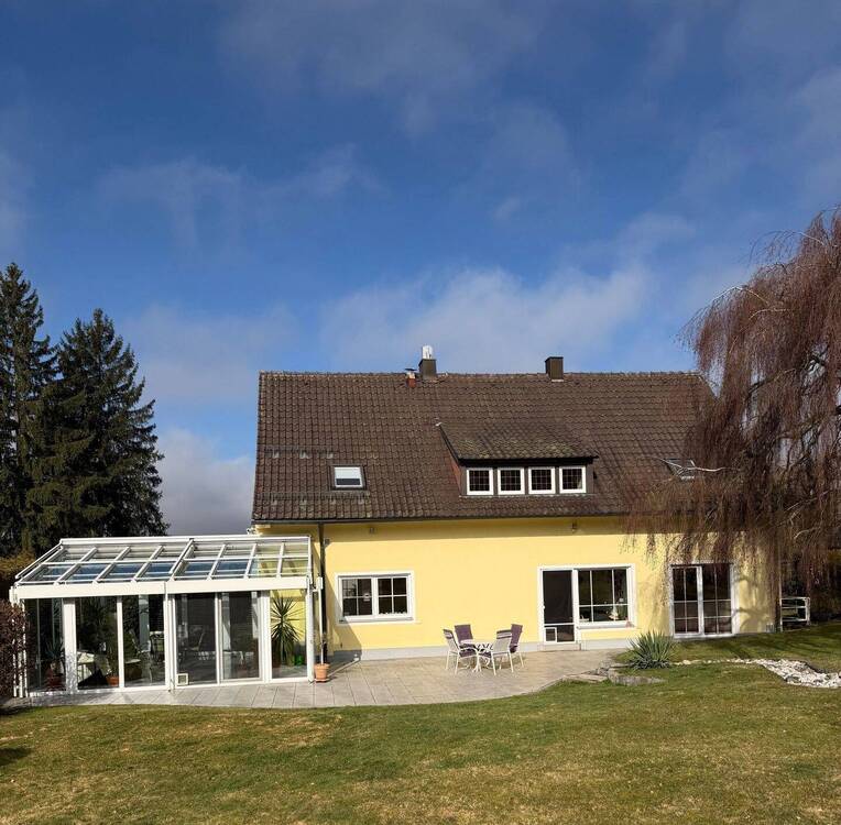 Thumbnail-Imposantes Einfamilienhaus mit großem Wintergarten