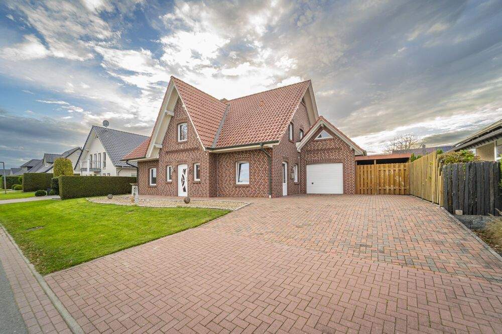 Thumbnail-Gepflegtes Einfamilienhaus mit Einliegerwohnung, Spitzdachgarage und Kaminofen !