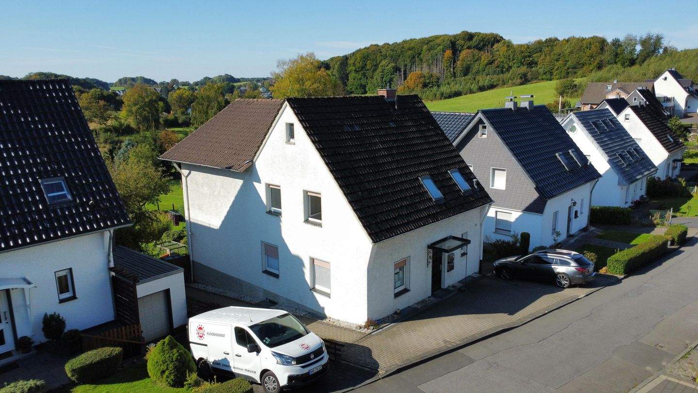 Thumbnail-Freistehendes Zweifamilienhaus mit großem Grundstück