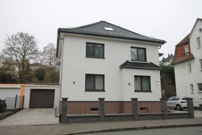 Außenansicht mit Garage