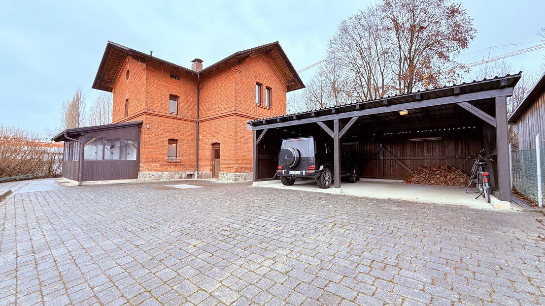 Thumbnail-... AIGNER - historisches, saniertes Bahnwärterhaus mit Carport für Individualisten mit Charme ...