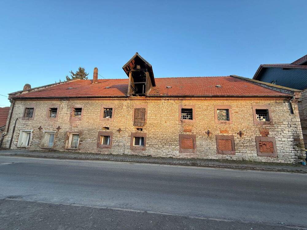 Thumbnail-Stark sanierungsbedürftiges Mehrfamilienhaus