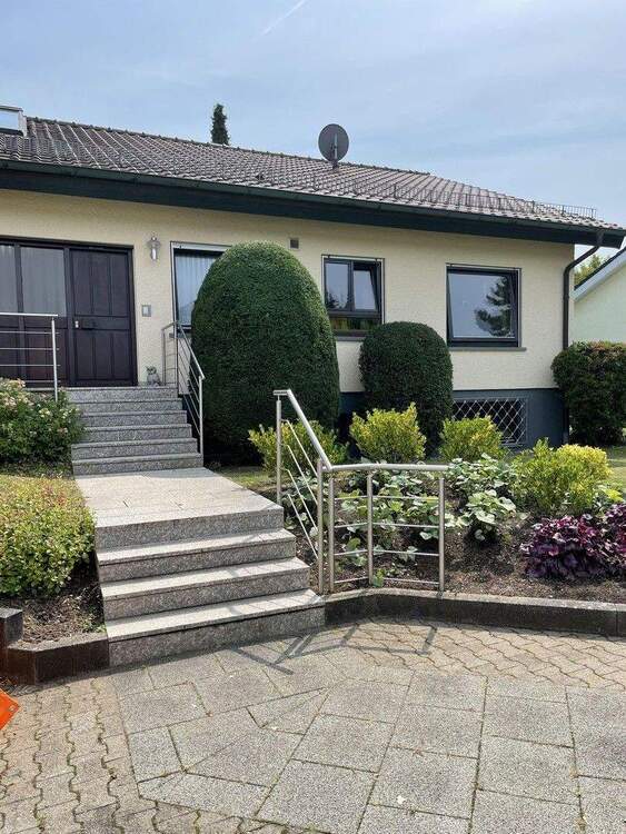 Thumbnail-Großzügiges, helles Einfamilienhaus mit Einliegerwohnung, Massivbauweise, Sackgassenlage