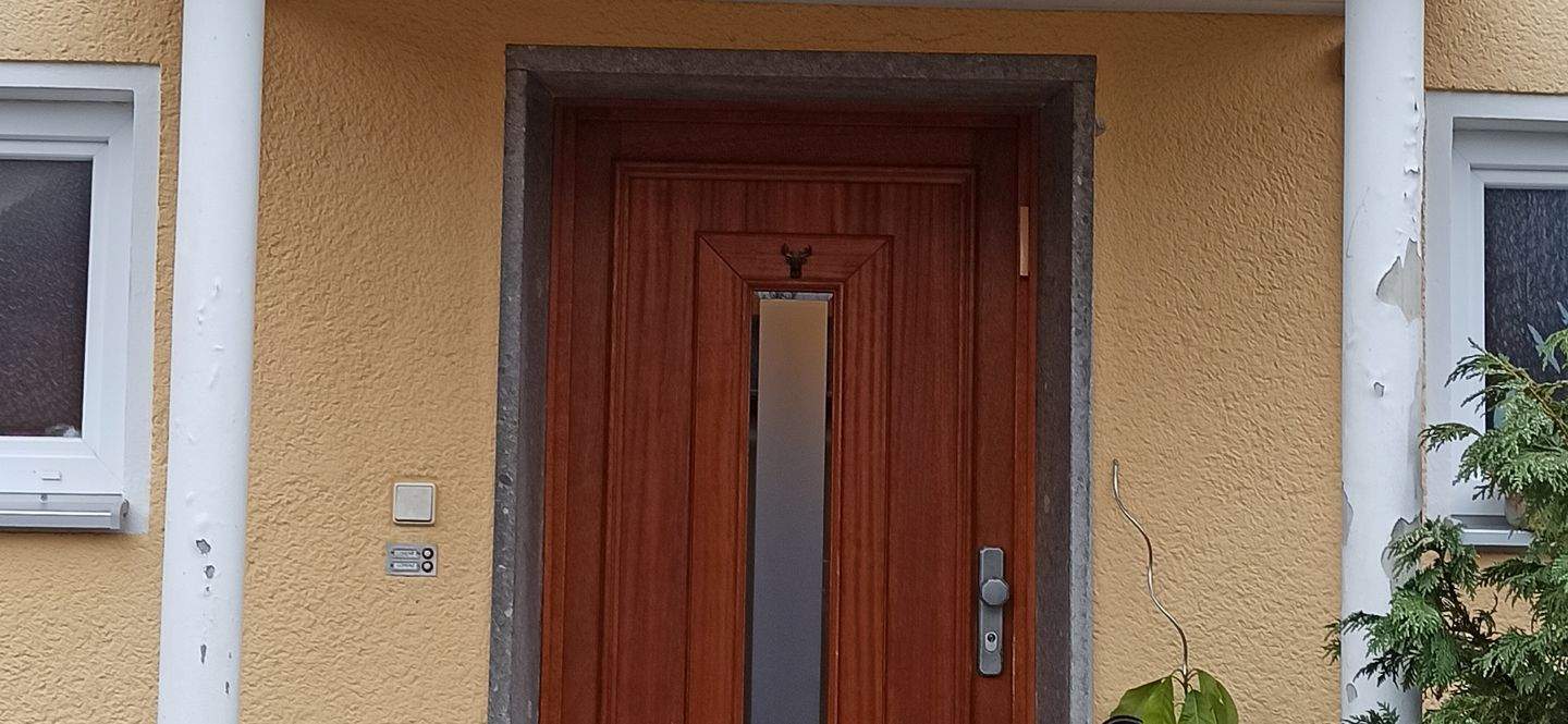 Thumbnail-Freistehendes Einfamilienhaus mit Südwestlage, Ausbaupotenzial und mit 2 Garagen und 3 Außenparkplätze in Haunstetten zum Verkaufen!