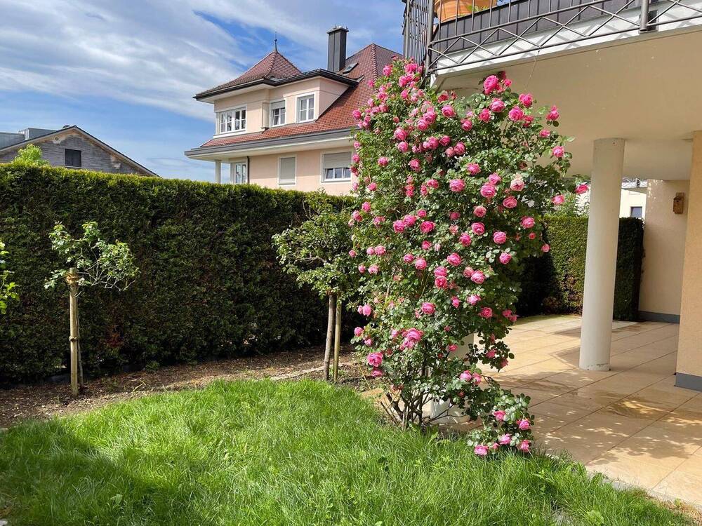 Sonnenterrasse mit kleinem Gartenanteil