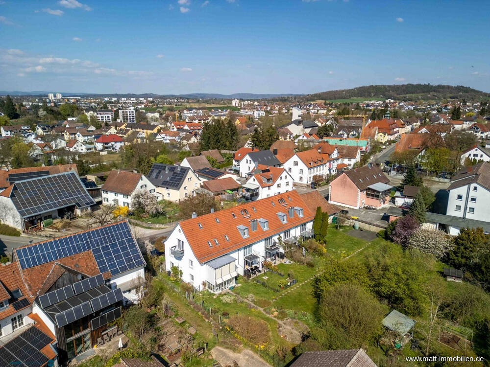 Thumbnail-Schönes Reihenmittelhaus mit 5,5 Zimmern, Terrasse, Gartenanteil und Garage in Rielasingen