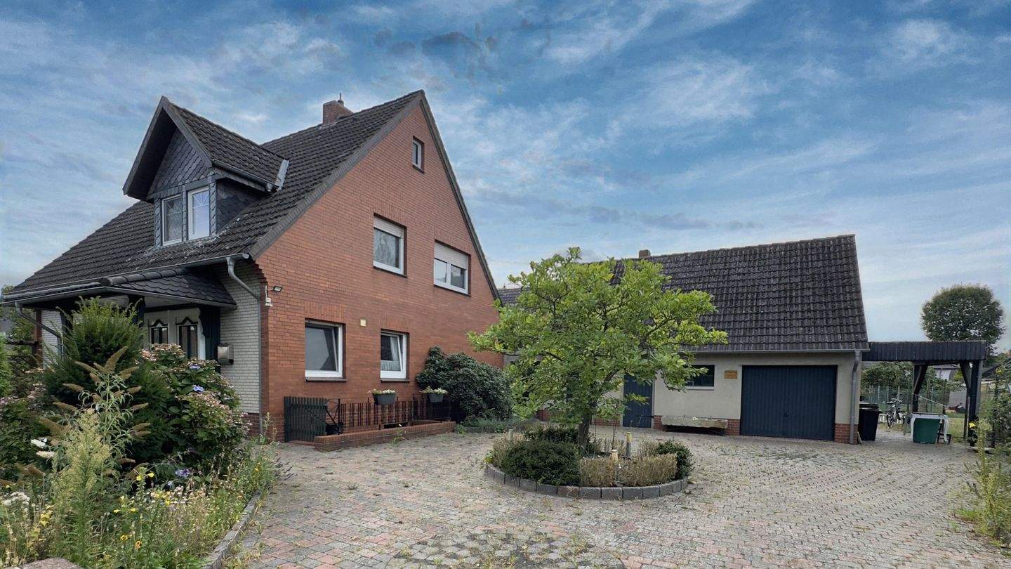 Thumbnail-Vermietetes Einfamilienhaus mit großem Garten, Kaminofen und Garage in gepflegtem Zustand