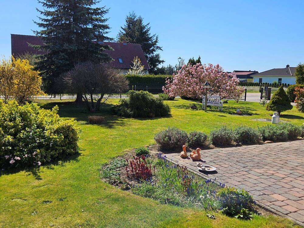 Thumbnail-Zwei km vor der Stadt! Haus, Hof mit Garten,Garagen u. Carport