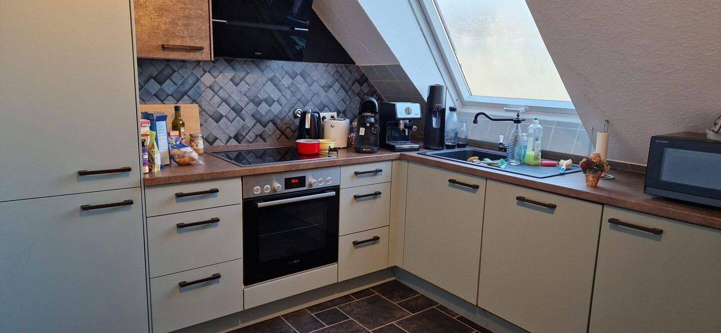 Thumbnail-Charmante Dachgeschosswohnung in Top-Lage: Frei, zentral, ideal für Singles & Paare