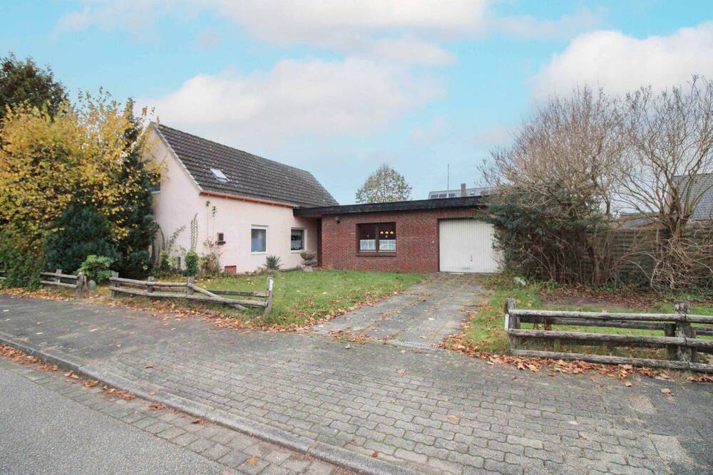 Thumbnail-Einfamilienhaus in Neumünster mit großem Grundstück und viel Potenzial zur individuellen Gestaltung