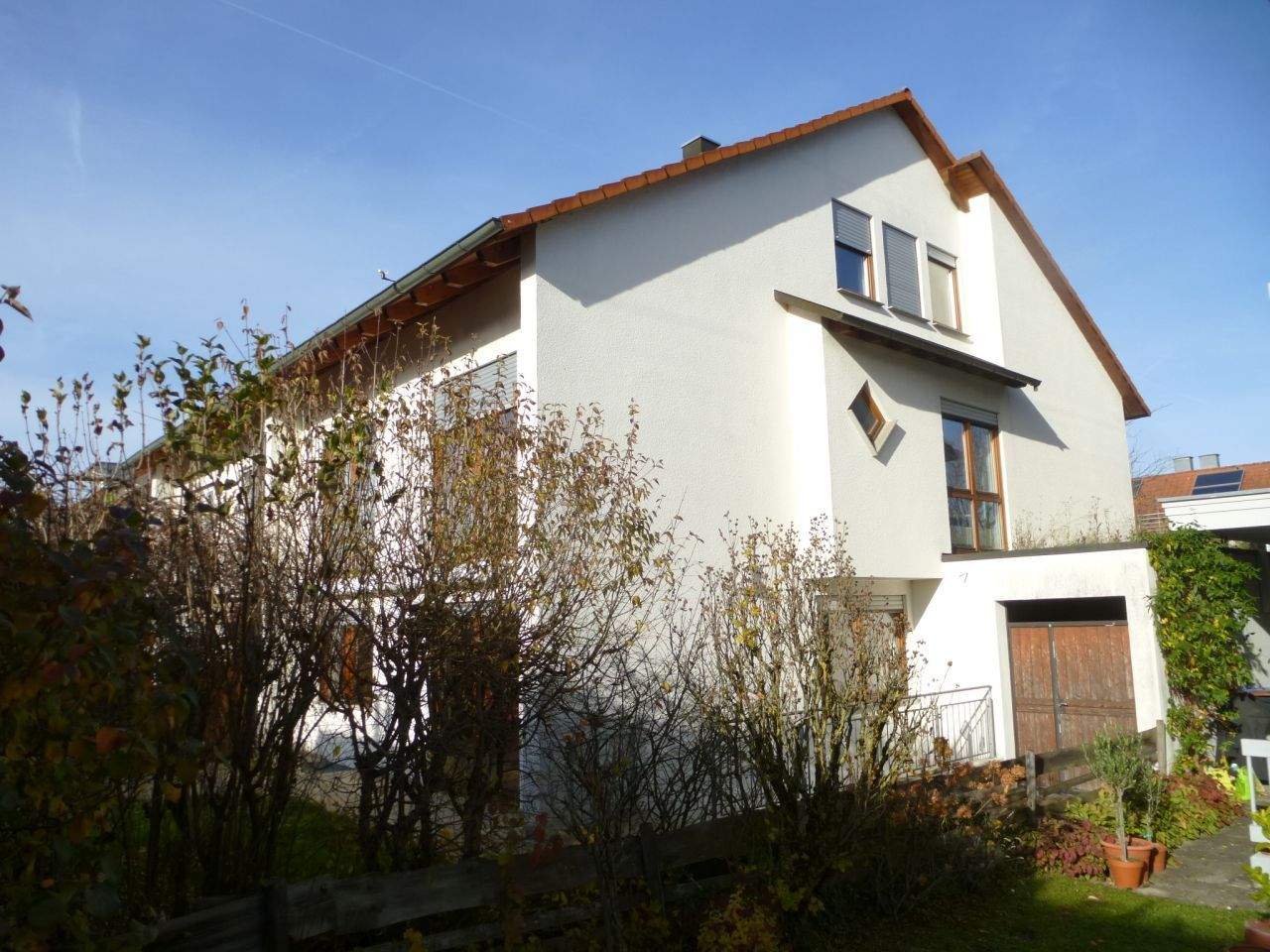 Thumbnail-Gepflegte, geräumige Doppelhaushälfte mit Ausbaureserve im Dachgeschoss, unterkellerter Garage und Pkw-Stellplatz in ruhiger Wohnlage