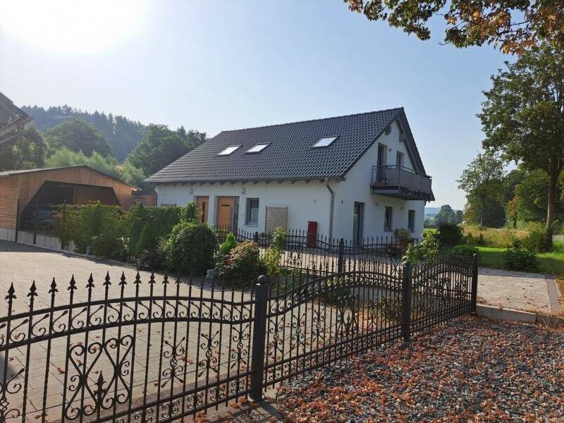 Außenansicht vom Haus mit Carport