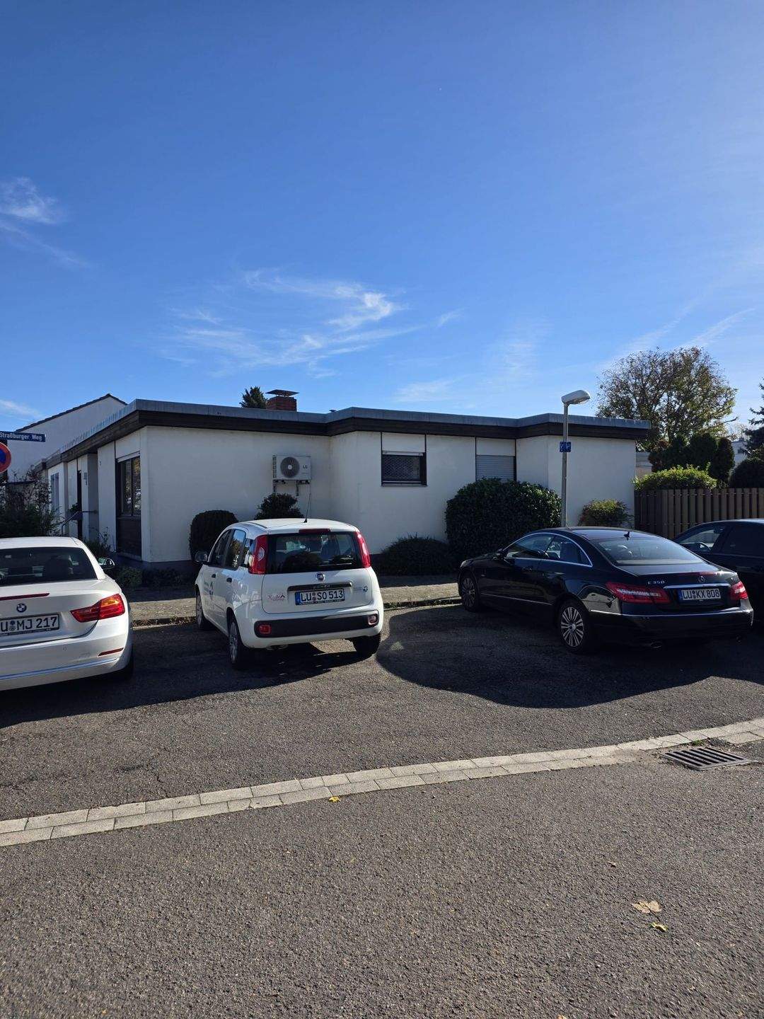 Thumbnail-***Eckgrundstück!, geräumiges Haus in begehrter Wohnlage sucht neuen Eigentümer***