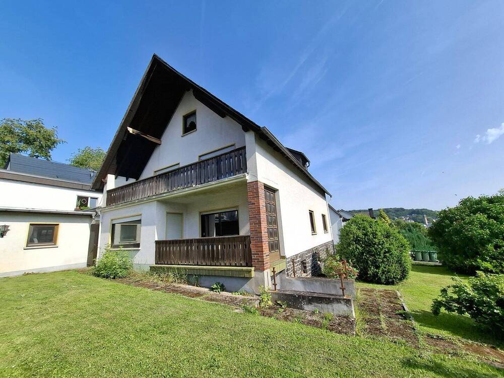 Thumbnail-Schnäppchenpreis und Top-Lage! Sanierungsbedürftiges Haus mit 2 Wohnungen, Nebengebäude und schönem Grundstück in ruhiger und dennoch zentraler Lage!