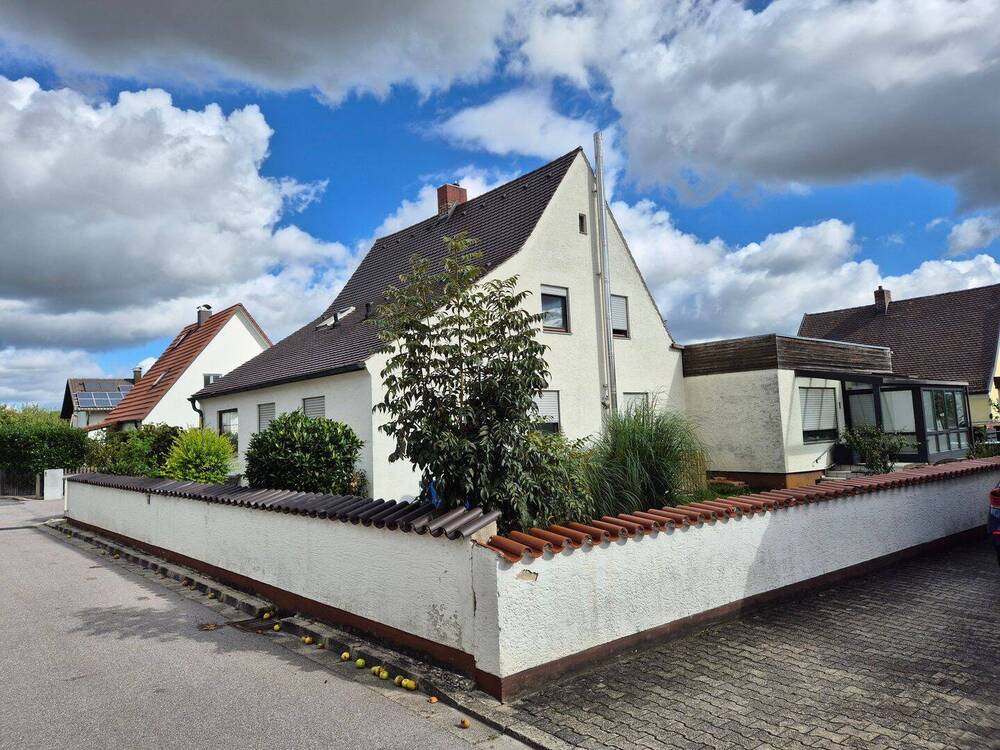 Thumbnail-Großes Haus mit 176 Qm WFL und sonnigen Garten in guter Lage