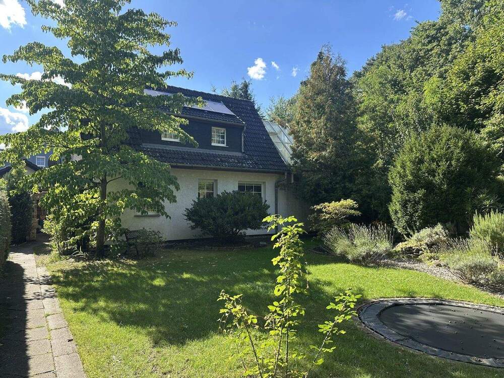 Thumbnail-Einfamilienhaus mit 3 Seitenhof und separatem Gästehaus