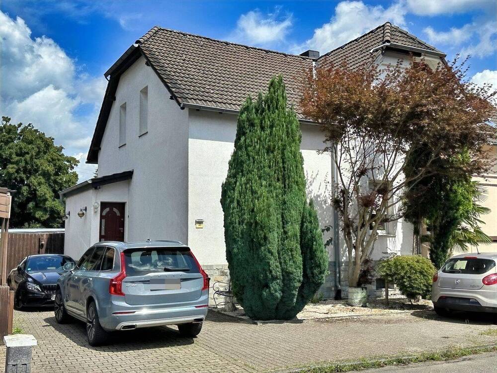 Thumbnail-Charmante Doppelhaushälfte mit großzügigem Grundstück, moderner Ausstattung und Schwimmteich